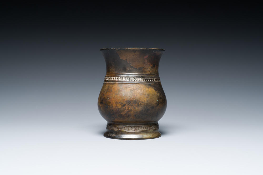 Een Chinees archa&iuml;sch bronzen ritueel wijnvat met inscriptie, 'zhi', late Shang-dynastie
