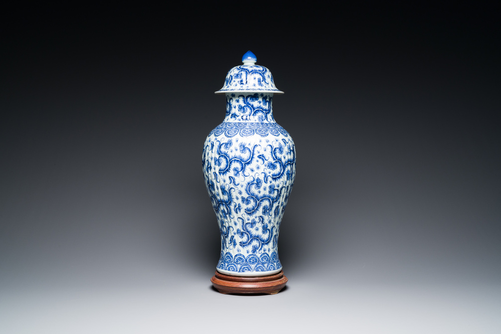 Vase couvert en porcelaine de Chine en bleu et blanc &agrave; d&eacute;cor floral, Kangxi