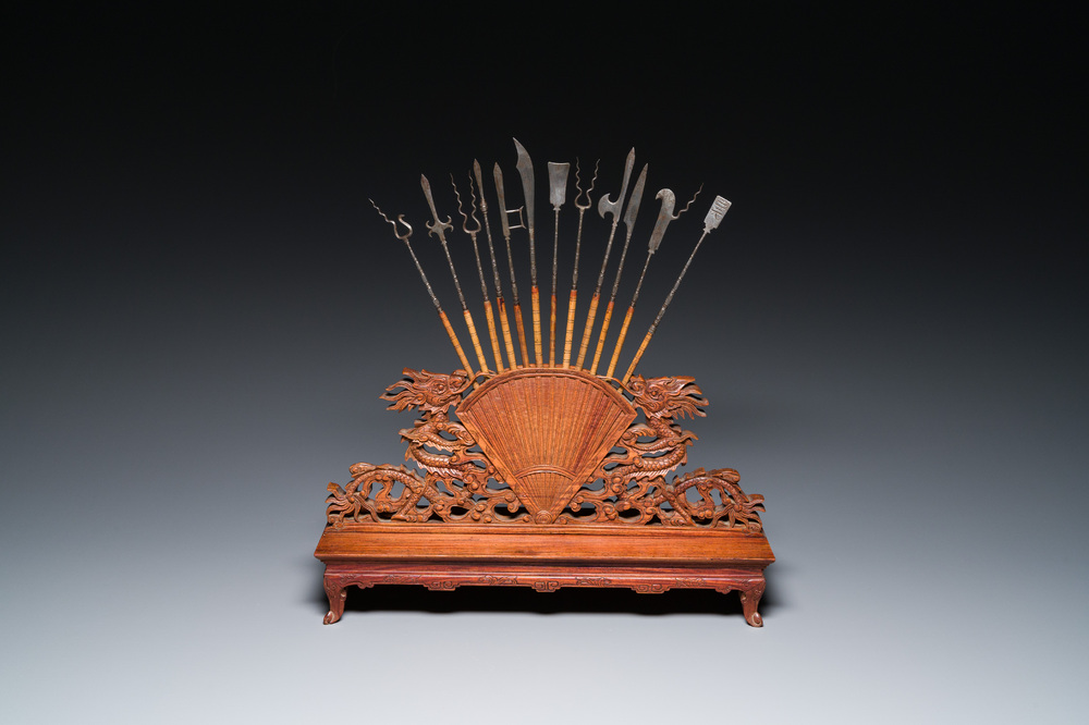 A Chinese or Vietnamese miniature wooden weapon rack, 19/20th C.