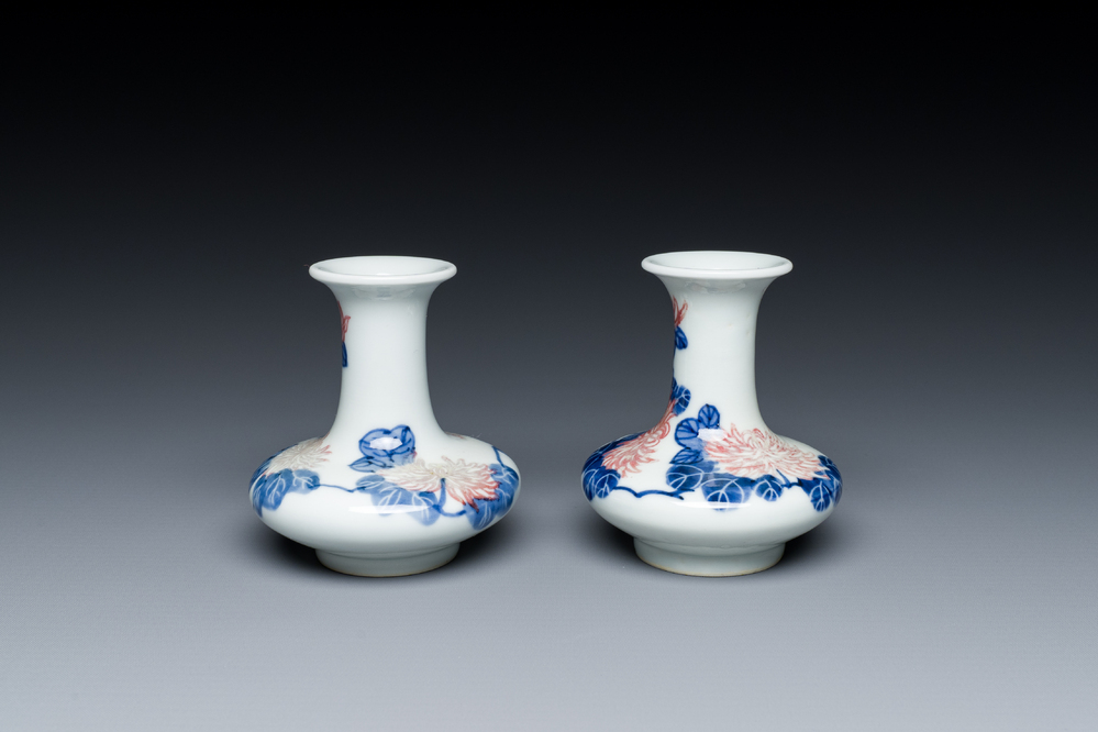 Een paar Chinese blauw-witte en koperrode vaasjes met floraal decor, Qianlong merk, 19/20e eeuw