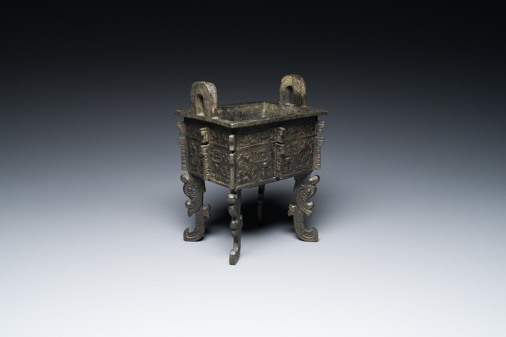 R&eacute;cipient &agrave; nourriture rituel archa&iuml;que en bronze dans le style des Zhou de l'Ouest, 'fangding', Chine, marque de Bao Ding Zhen Yong 寶鼎珍用, Ming