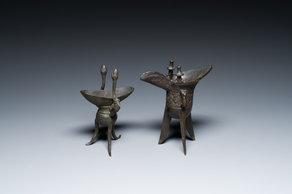 Twee Chinese bronzen rituele wijnbekers, 'jue', 18/19e eeuw