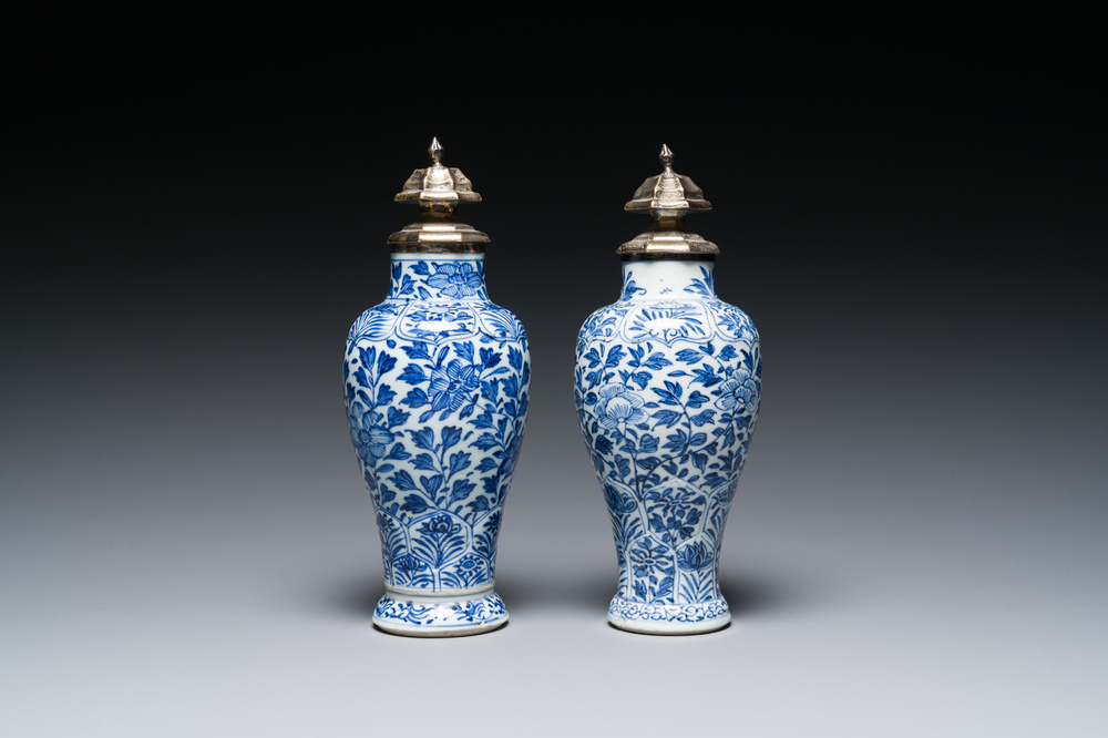 Een paar Chinese blauw-witte vazen met zilveren monturen, Kangxi
