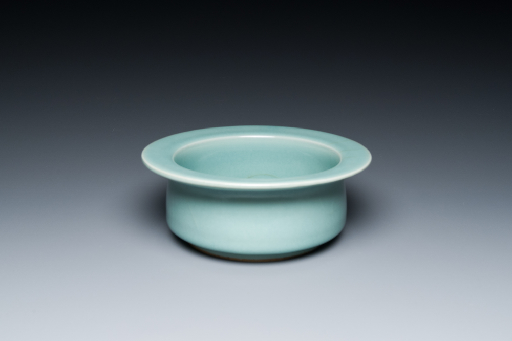 Een Chinese Longquan celadon penselenwasser, Song of later
