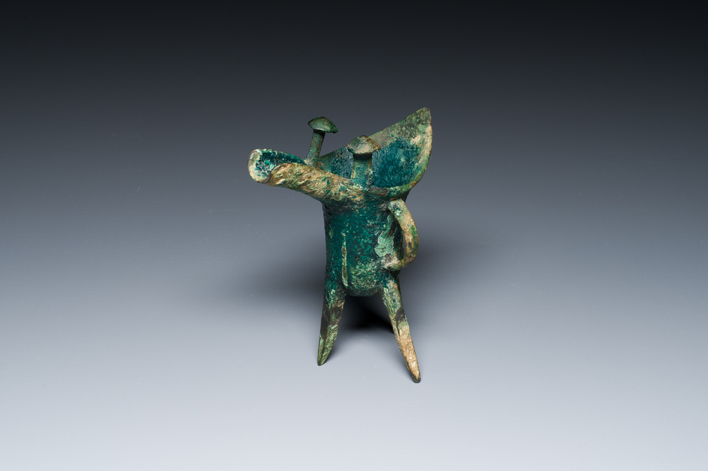 Een Chinees archa&iuml;sch bronzen ritueel wijnvat, 'jue', late Shang-dynastie