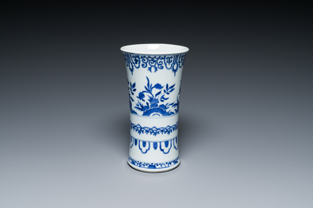 Een Chinese blauw-witte vaas met floraal decor, Kangxi