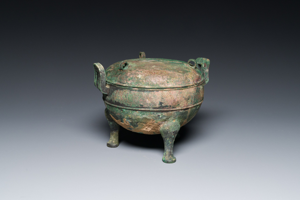Een Chinese bronzen driepotige rituele voedselkom met deksel, 'ding', Oostelijke Zhou, Periode van Lente en Herfst
