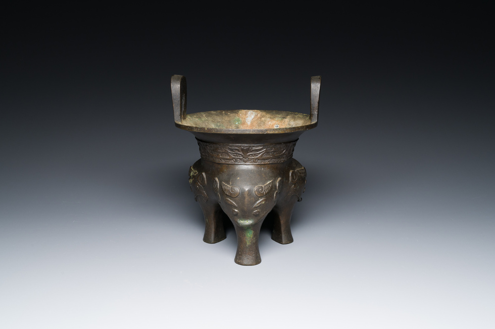 Een Chinese archa&iuml;sche bronzen driepotige wierookbrander, 'ding', Ming