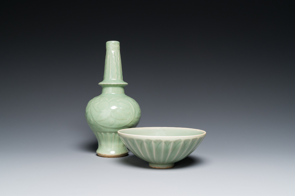 Een Chinese Longquan celadon vaas en een lotusvormige kom, Yuan of later