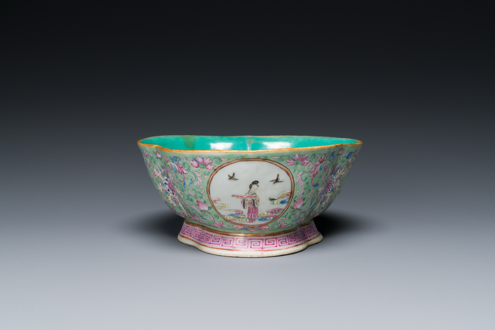 Een Chinese drielobbige famille rose kom met turquoise fondkleur, Tongzhi merk en periode