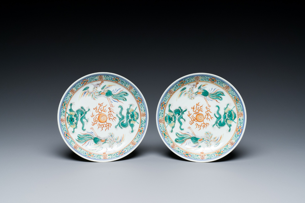 Paire de coupes en porcelaine de Chine famille verte &agrave; d&eacute;cor de dragons et de ph&eacute;nix, marque et &eacute;poque de Jiaqing