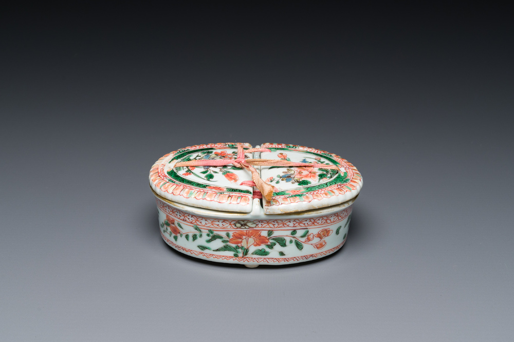 Een zeldzame Chinese famille verte specerijendoos, Kangxi