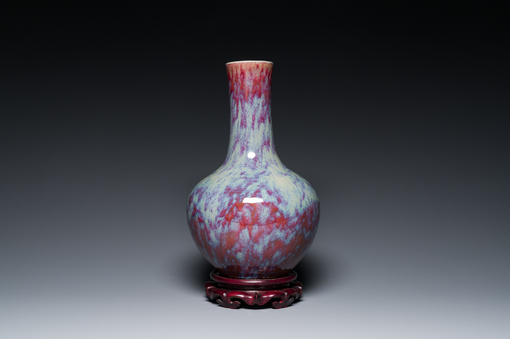 Vase de forme bouteille en porcelaine de Chine &agrave; &eacute;mail flamb&eacute;, 19&egrave;me