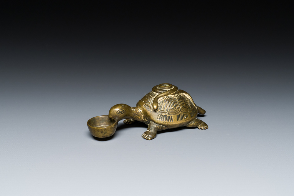 Een Chinese vergulde bronzen waterdruppelaar in de vorm van een schildpad met een slang, wellicht Qing