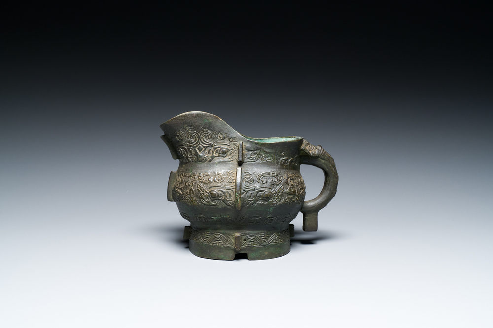 R&eacute;cipient &agrave; vin rituel archa&iuml;que en bronze dans le style des Zhou de l'Ouest, 'gong', Chine, marque de Yong Bao Zhen Wan 永葆珍玩, Ming