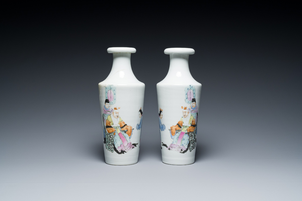 Paire de vases de forme rouleau en porcelaine de Chine famille rose, marque de Hongxian, R&eacute;publique