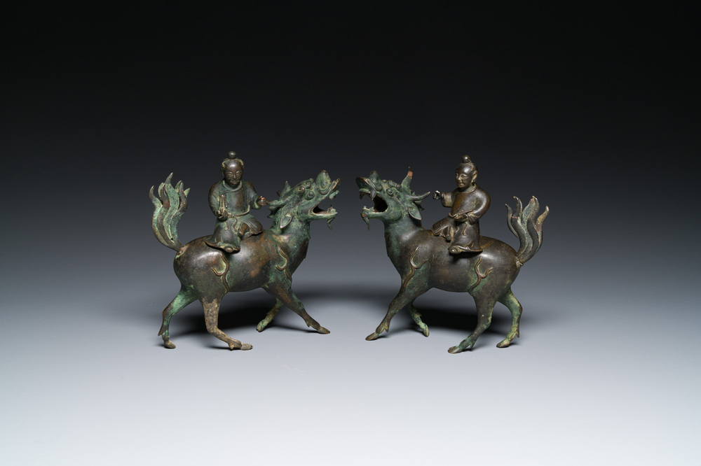 Een paar Chinese bronzen wierookbranders in de vorm van jongens op kylins, Ming