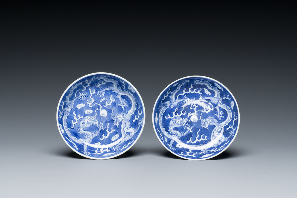 Een paar Chinese blauw-witte 'draken' schotels, Guangxu merk en periode