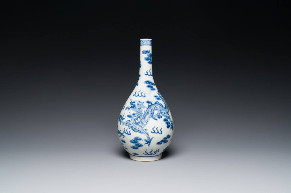 Een Chinese blauw-witte flesvormige 'draak en feniks' vaas, 19e eeuw
