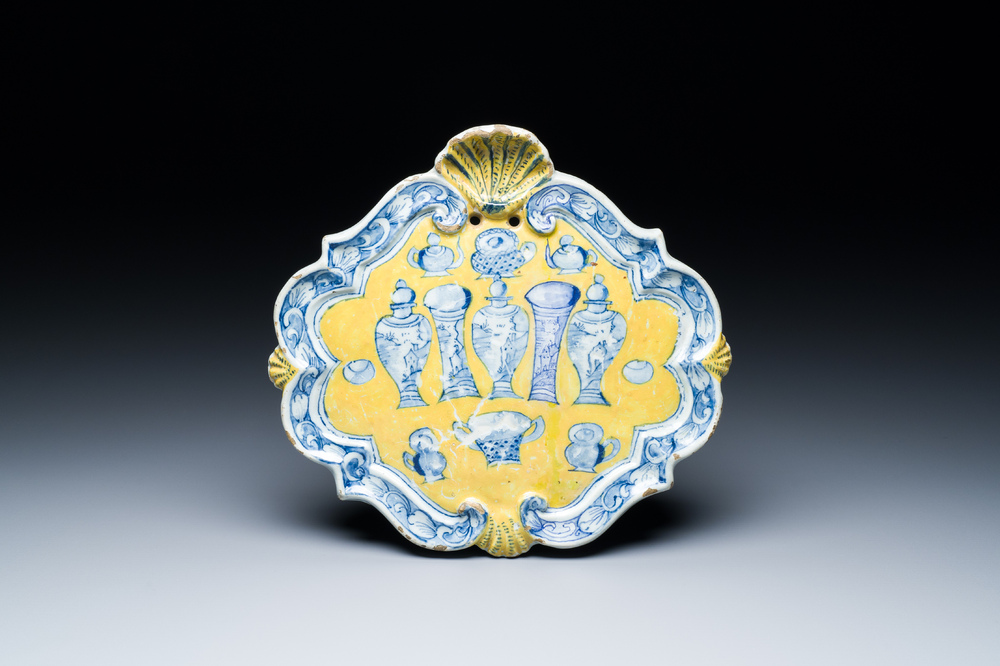 Een zeldzame Delftse plaquette met blauw-wit 'stalendecor' op gele fondkleur, 18e eeuw