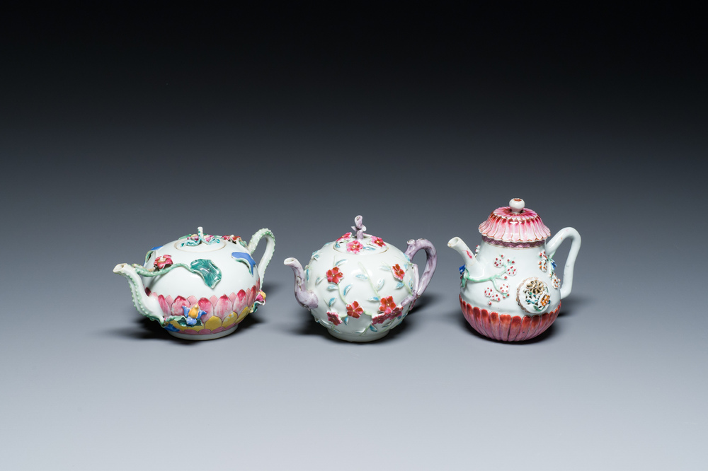 Drie Chinese famille rose theepotten met floraal reli&euml;fdecor, Yongzheng