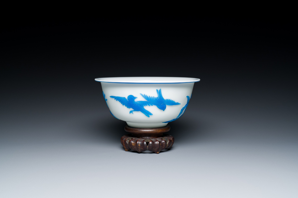 Bols en verre overlay de P&eacute;kin en bleu sur blanc &agrave; d&eacute;cor de fleurs et d'oiseaux, Chine, 19/20&egrave;me
