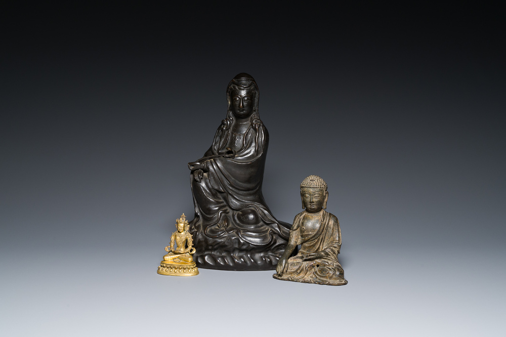 Drie Chinese bronzen sculpturen van Boeddha en Guanyin, Ming en later