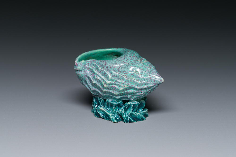 Een Chinese schelpvormige waterpot met robin's-egg glazuur, Qianlong