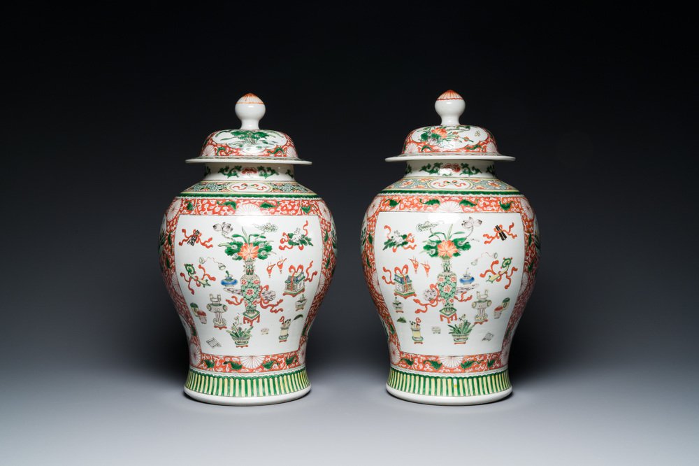 Een paar Chinese famille verte dekselvazen met decor van antiquiteiten, 19e eeuw