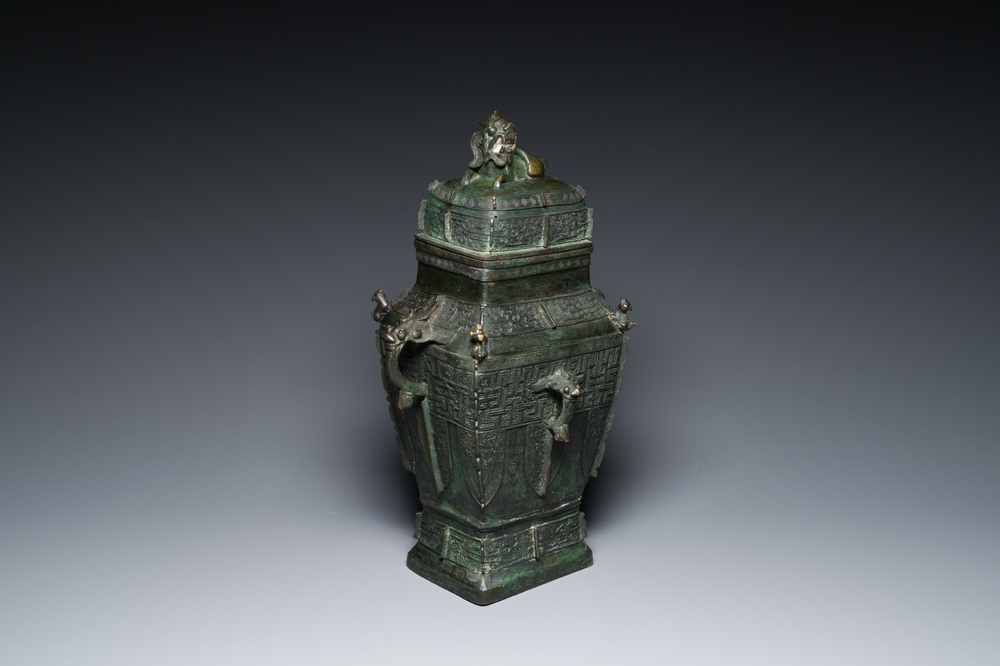 Grand vase couvert archa&iuml;que en bronze, 'fanglei', Chine, Ming