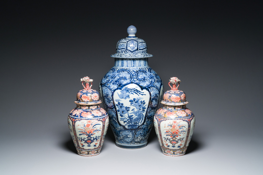 Een paar Japanse Imari dekselvazen en een grote blauw-witte Arita vaas, Edo, 17/18e eeuw