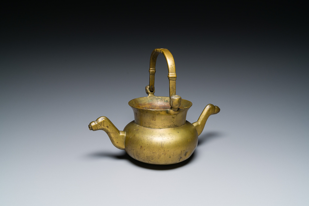 Een bronzen lavabo met vrouwenhoofdjes, Vlaanderen, 1e helft 15e eeuw