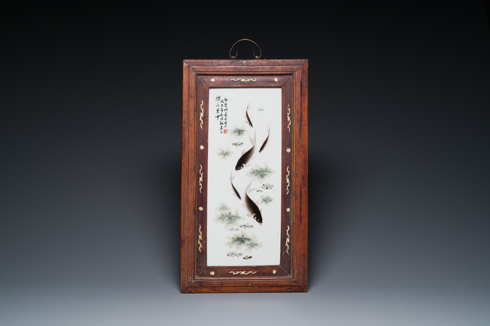 Een Chinese qianjiang cai plaquette met vissen, gesigneerd. Deng Bishan 鄧碧珊, gedateerd 1928