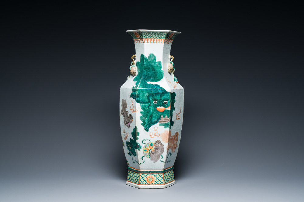 Vase de forme hexagonale en porcelaine de Chine famille verte &agrave; d&eacute;cor de lions bouddhistes et de daims, 19&egrave;me