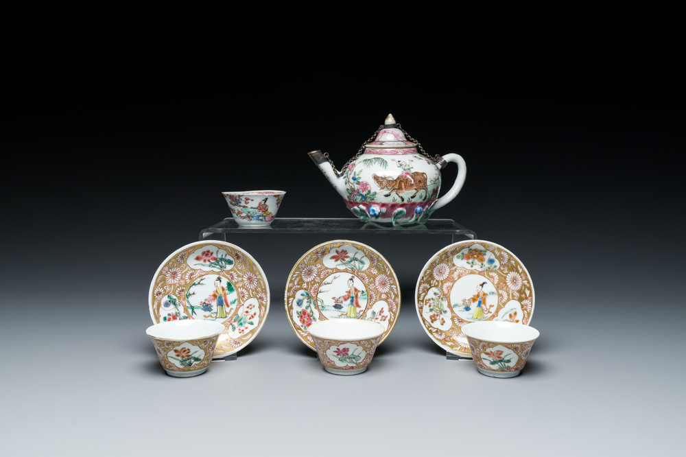Een Chinese famille rose theepot, vier koppen en drie schotels, Yongzheng