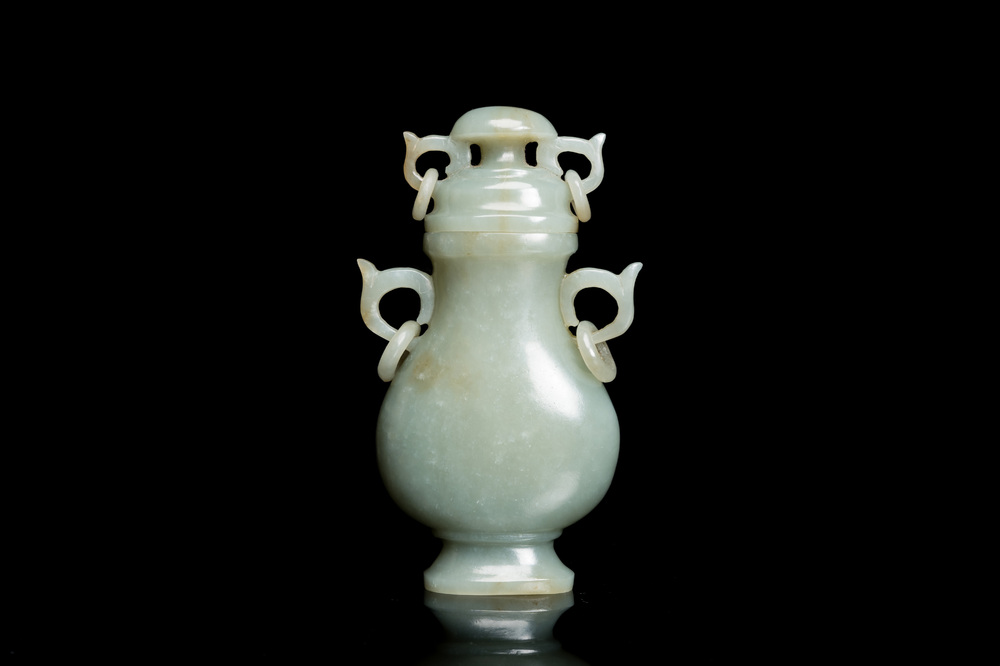 Een Chinees dekselvaasje in celadon jade, 19/20e eeuw