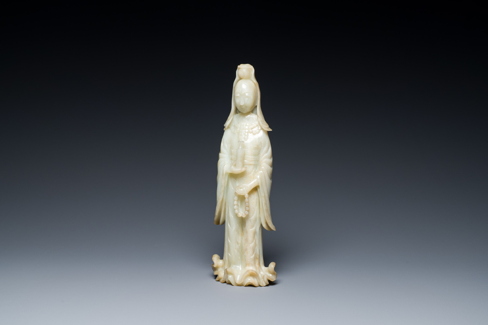 Een Chinese celadon jade sculptuur van Guanyin, Qing
