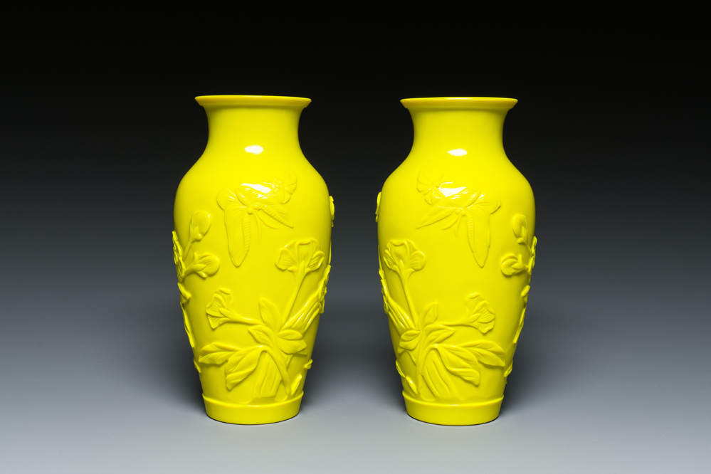 Een paar Chinese vazen met decor van vlinders en bloemen in geel Peking glas, Republiek