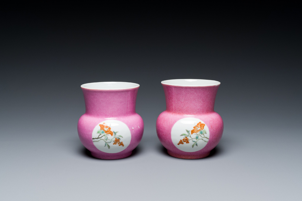 Paire de crachoirs en porcelaine de Chine famille rose, 'zhadou', marque de Hongxian, R&eacute;publique