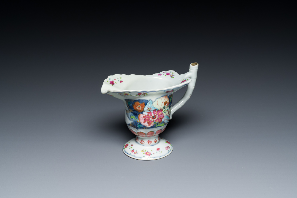 Een Chinese famille rose kan met decor van tabaksbladeren, Qianlong