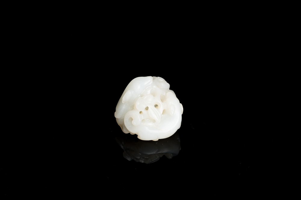 Een Chinese witte jade hanger met twee herten, Qing