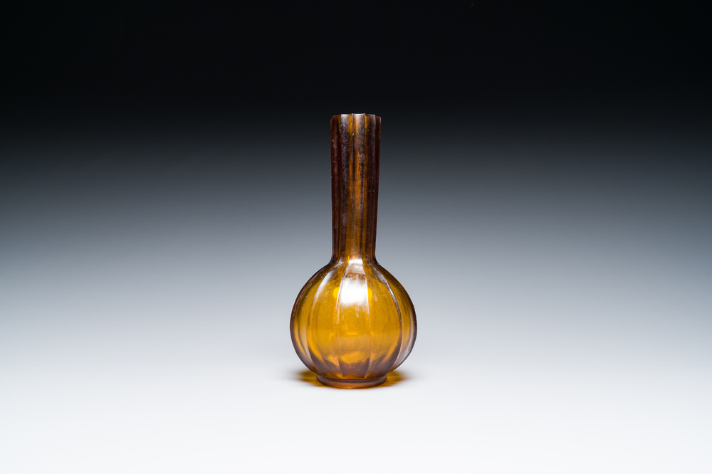 Rare vase de forme bouteille en verre de P&eacute;kin de couleur ambre translucide, Chine, marque et &eacute;poque de Qianlong