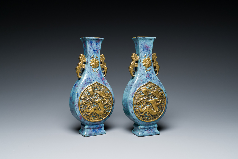 Paire de vases en porcelaine de Chine &agrave; &eacute;mail flamb&eacute; aux medaillons aux dragons dor&eacute;s, marque de Qianlong, 19&egrave;me