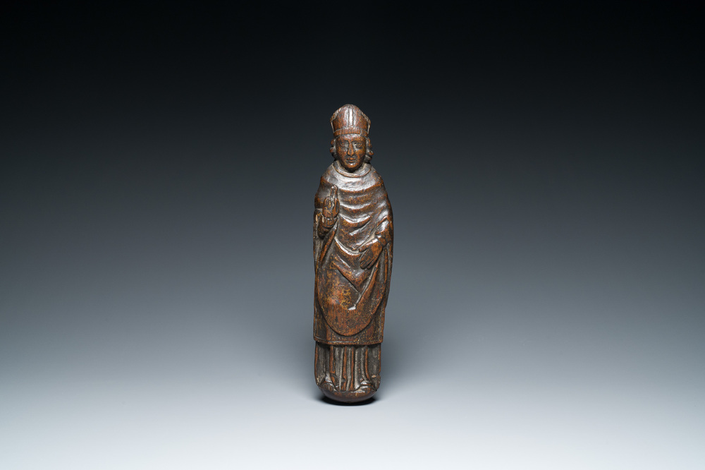 Un saint ou un &eacute;v&ecirc;que b&eacute;nissant en ch&ecirc;ne sculpt&eacute;, Angleterre ou France, 15&egrave;me
