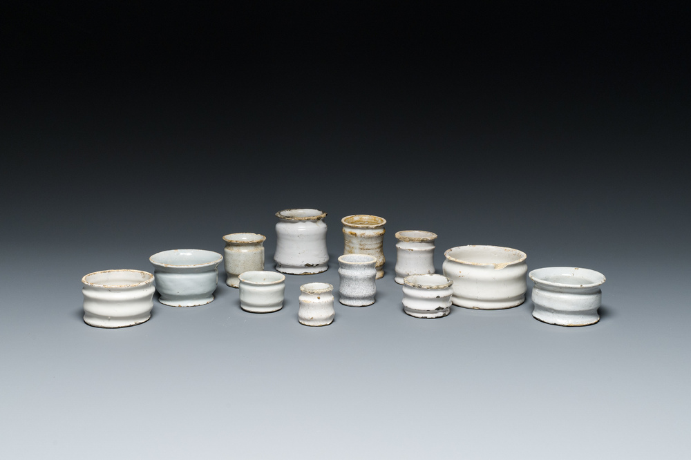 Douze pots &agrave; onguent et albarelli miniatures en fa&iuml;ence blanche de Delft, 17&egrave;me