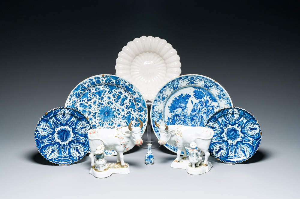 Een diverse collectie blauw-wit en wit Delfts aardewerk, 18e eeuw