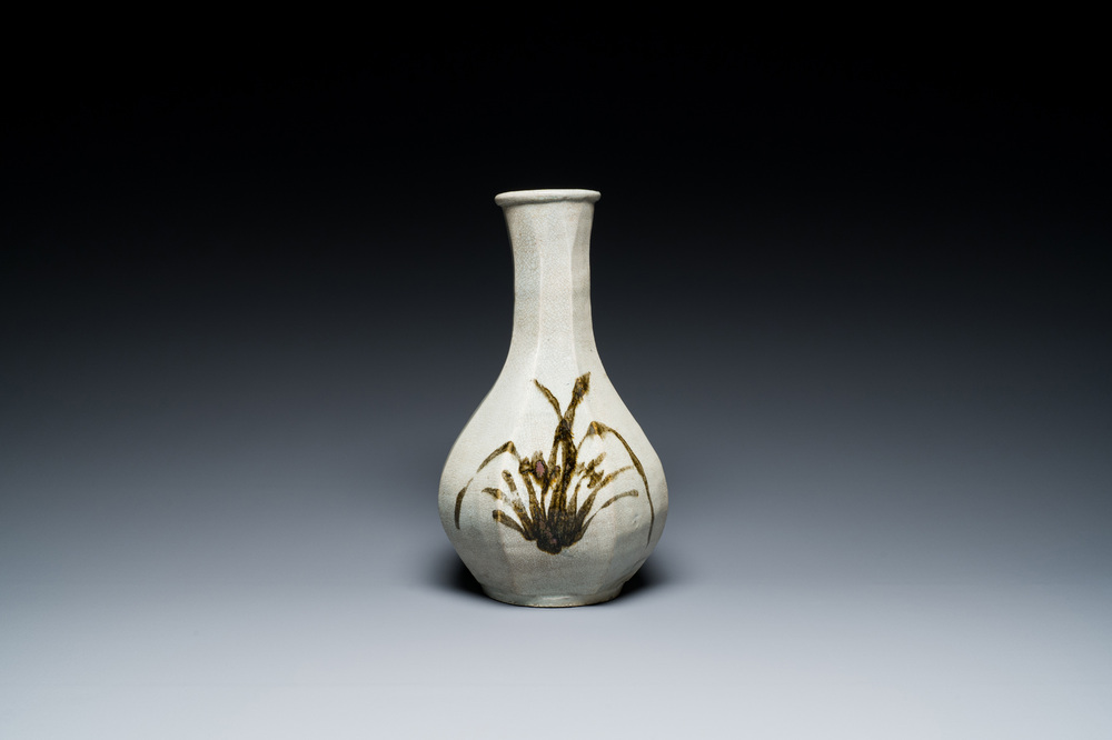 Een Koreaanse flesvormige vaas met floraal decor, Joseon dynastie, 16e eeuw