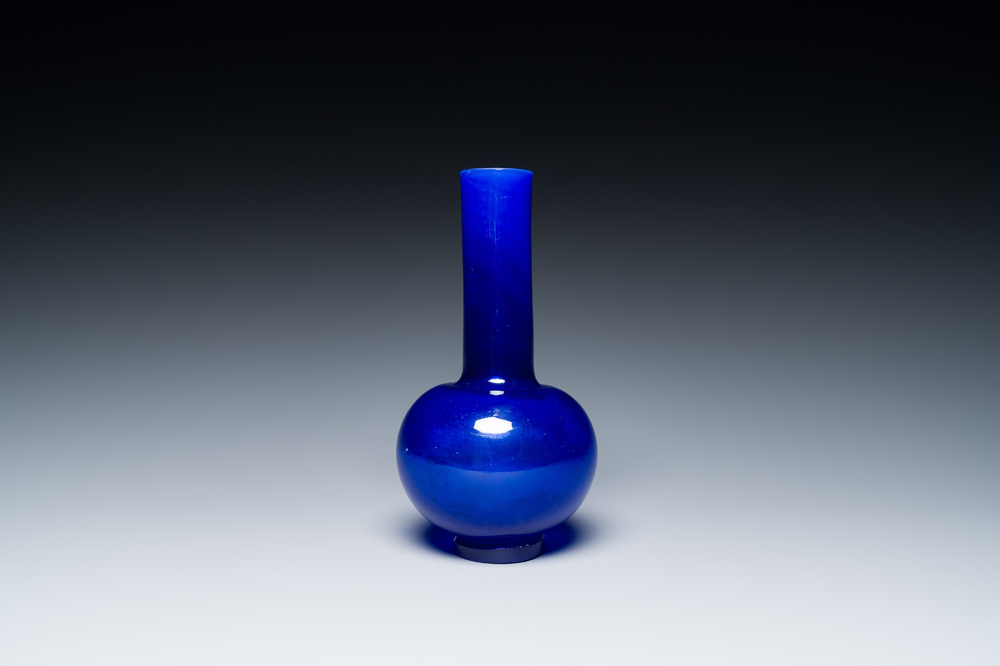 Een Chinese flesvormige vaas in translucent blauw glas, Xianfeng merk en periode