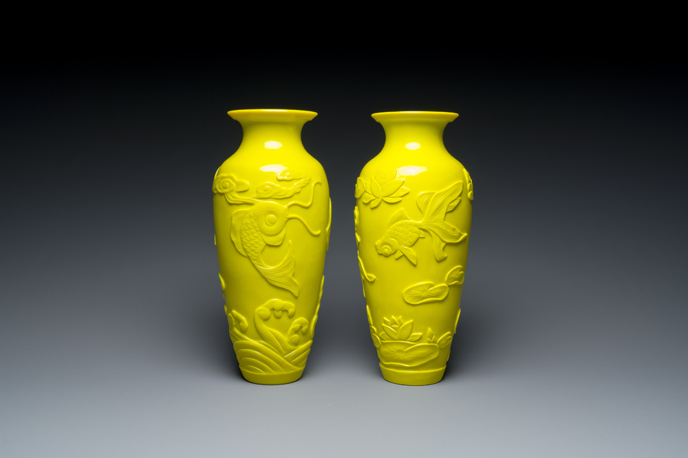 Een paar Chinese vazen met decor van vissen in geel Peking glas, Republiek