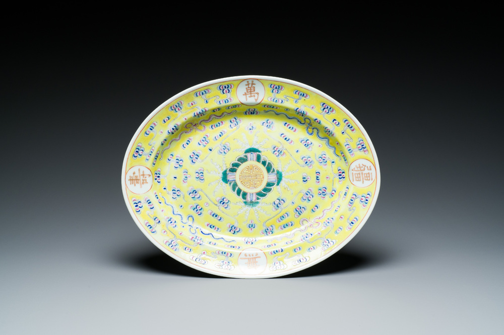 Plat de forme ovale sur talon en porcelaine de Chine &agrave; d&eacute;cor d'anniversaire sur fond jaune, marque et &eacute;poque de Guangxu